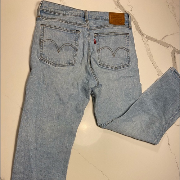 Brand new, barely worn. Light denim wedgie straight leg Levi’s. Size 27. - Picture 5 of 5